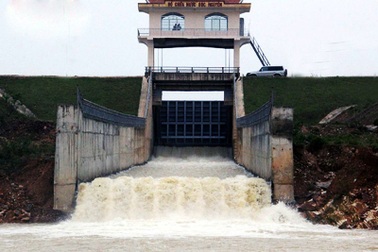 Mưa lớn kéo dài, hồ Bộc Nguyên xả tràn