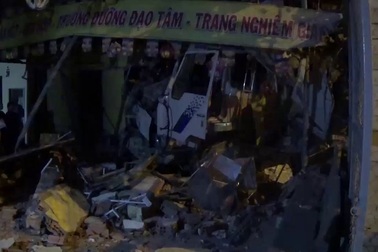 Tài xế kể phút né 2 xe máy