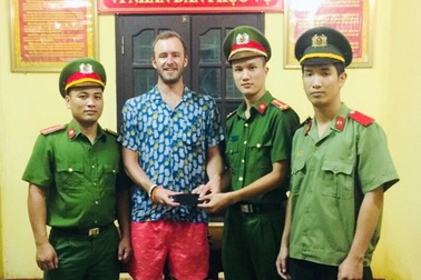 Công an giúp du khách Namibia tìm thấy chiếc Iphone bị mất