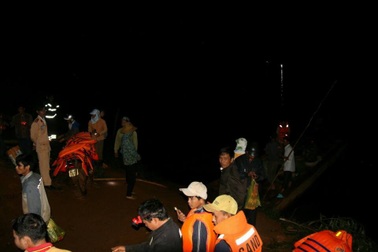 Vụ chìm thuyền ở Đắk Nông: Trục vớt thi thể 2 nạn nhân, bé trai 10 tuổi vẫn mất tích