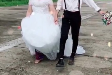 Câu chuyện xúc động phía sau bộ ảnh bà nội 89 tuổi mặc váy cưới