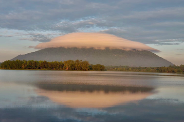 Sau núi Bà Đen, đám mây hình đĩa bay xuất hiện ở núi Chứa Chan