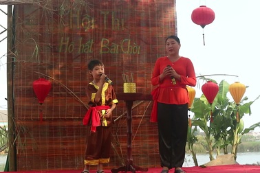 Trình diễn dệt chiếu và thi hô hát bài chòi trong ngày hội