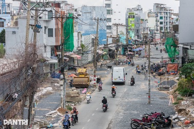 Loạt trụ điện chưa di dời ở dự án 1.000 tỷ mở rộng đường nội đô TPHCM