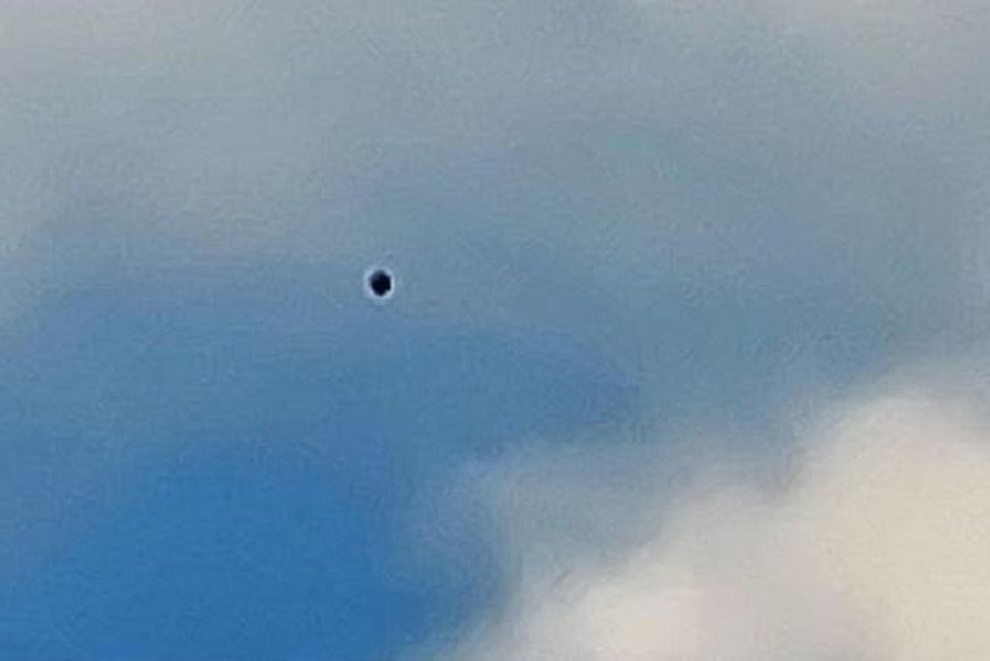 Vật thể tròn lơ lửng trên bầu trời, đột nhiên rớt xuống đất, có phải UFO? - 1