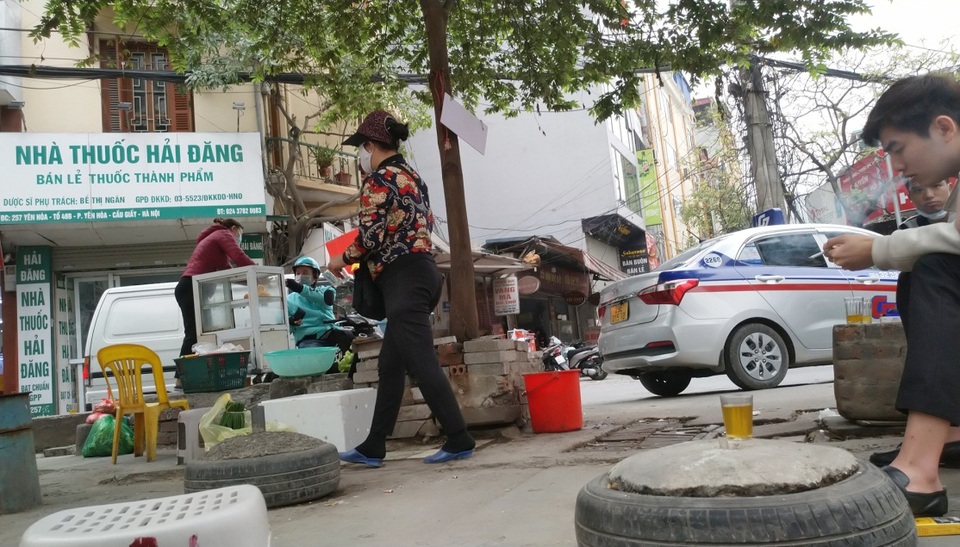 Hà Nội: Nhiều quán trà đá vỉa hè mọc trở lại bất chấp lệnh cấm - 10 Hà Nội: Nhiều quán trà đá vỉa hè mọc trở lại bất chấp lệnh cấm - 10