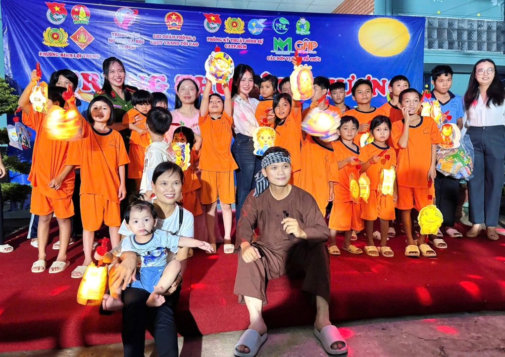 Công an TPHCM trao 500 phần quà Trung thu cho trẻ em có hoàn cảnh khó khăn - 1 Công an TPHCM trao 500 phần quà Trung thu cho trẻ em có hoàn cảnh khó khăn - 1
