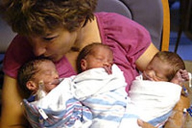 Một phụ nữ Mỹ hai lần sinh 3