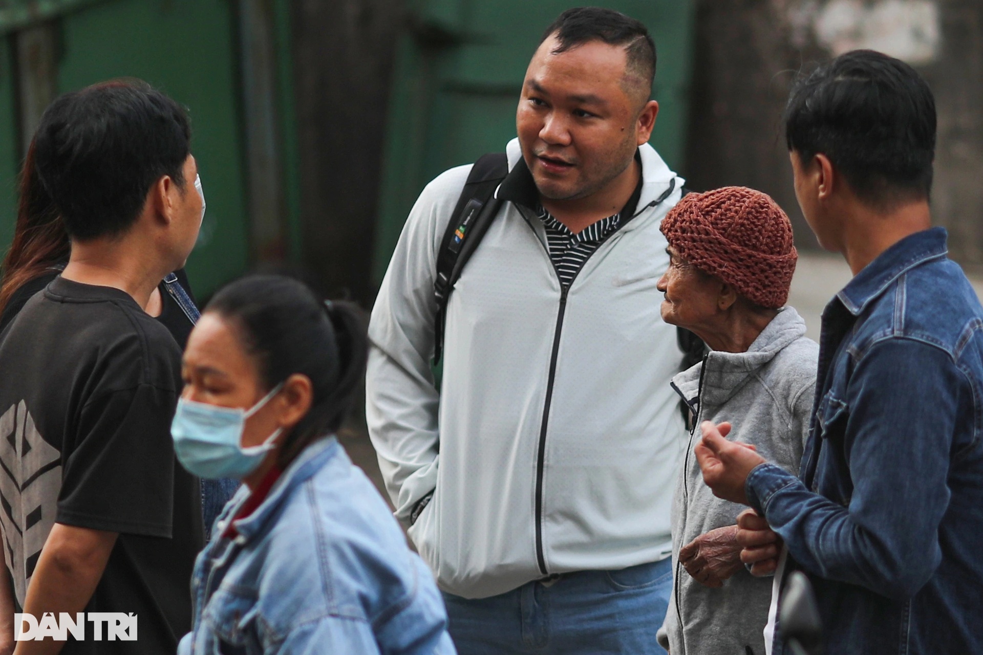 Bị cáo Thích Tâm Phúc mếu máo khi gặp mẹ tại tòa - 5 Bị cáo Thích Tâm Phúc mếu máo khi gặp mẹ tại tòa - 5