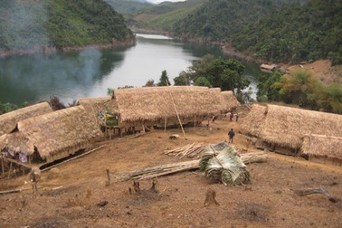 Hơn 50 hộ dân vẫn "bám" lòng hồ thuỷ điện Bản Vẽ