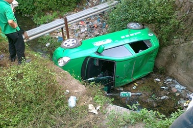 Taxi lao xuống cống, tài xế thoát chết may mắn