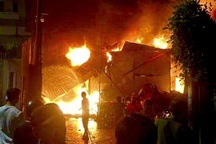 Khói lửa bao trùm kho phế liệu ở TPHCM trong đêm