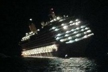 Tàu du lịch hạng sang bị nghiêng, hơn 4.000 người phải sơ tán