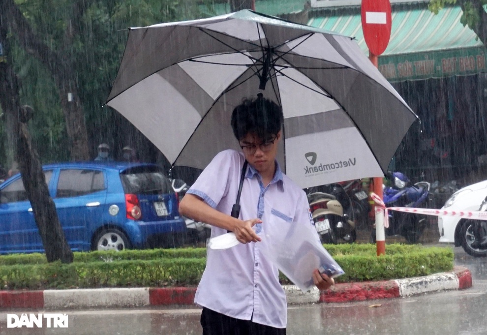 Nghệ An: Thí sinh đội mưa tầm tã đi thi - 5 Nghệ An: Thí sinh đội mưa tầm tã đi thi - 5