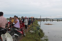 Lũ dâng cao, một cháu bé chết đuối trong sân bóng