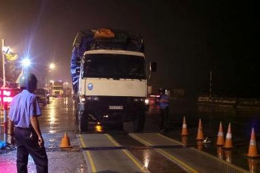 Xe quá tải lộng hành: Tấm giấy đăng kiểm “thần kỳ”?