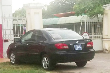 Chủ tịch huyện đi học bằng xe biển xanh: "Việc đưa đón là cần thiết" (!)