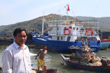 Tàu vỏ thép 18 tỷ “mắc cạn” vì chưa có… lưới