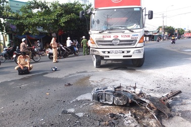 Xe máy tông vào xe tải rồi cháy rụi