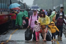 Ùn ùn "kéo nhau" đội mưa trở lại Sài Gòn