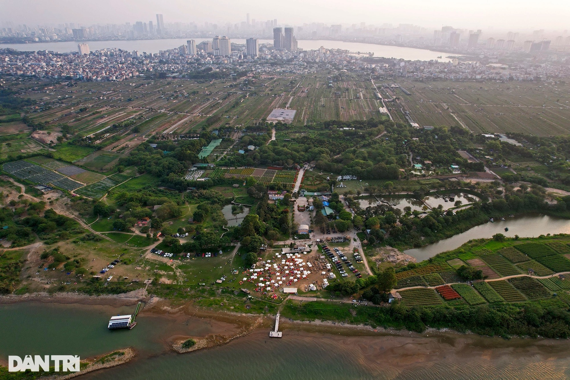 Đông nghịt người cắm trại, nghỉ ngơi ven sông Hồng dịp lễ 10/3 - 10