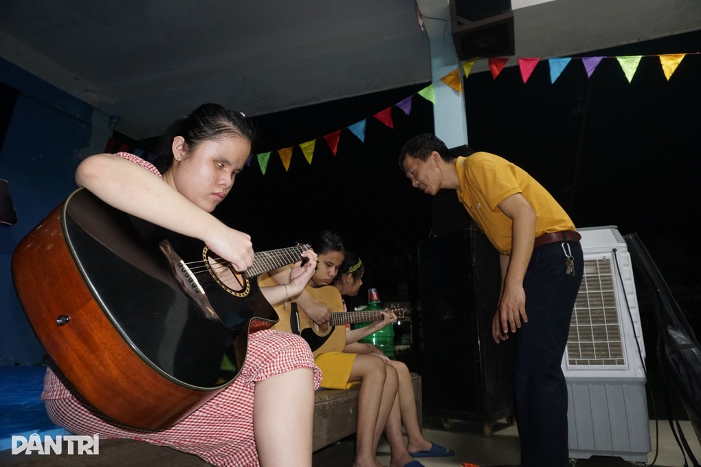 Điều diệu kỳ trong lớp học đàn miễn phí của thầy giáo khuyết tật - 5 Điều diệu kỳ trong lớp học đàn miễn phí của thầy giáo khuyết tật - 5