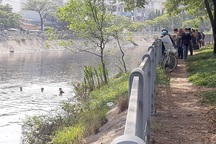 Cảnh sát lặn dưới kênh đen ngòm tìm người mất tích