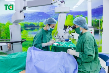 Thắp sáng cho đôi mắt mờ đục tuổi 80 nhờ kỹ thuật Phaco