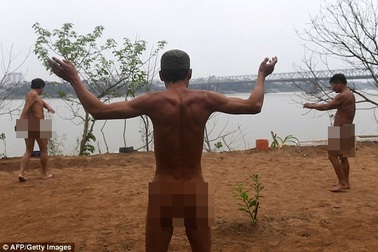 Cảnh "tắm tiên" ở bãi giữa sông Hồng lên báo nước ngoài