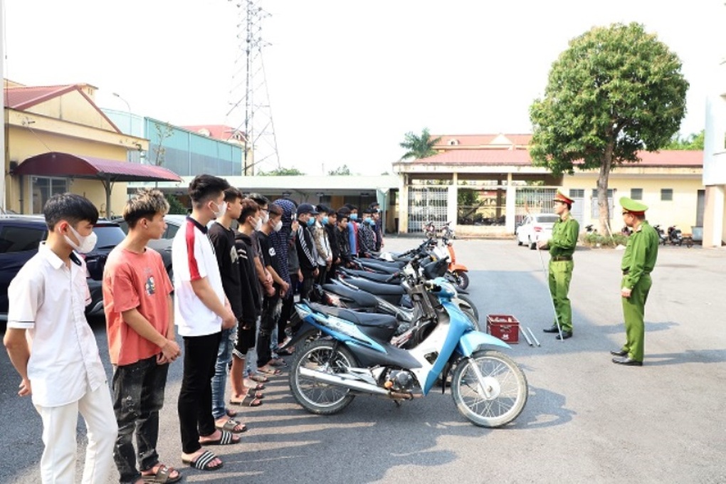 Khởi tố vụ án 34 thanh thiếu niên cầm hung khí giải quyết mâu thuẫn - 1 Khởi tố vụ án 34 thanh thiếu niên cầm hung khí giải quyết mâu thuẫn - 1