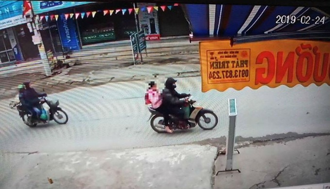 Vụ bé gái lớp 9 bị hiếp ở vườn chuối Hà Nội: Mẹ chua xót kể lại giây phút chứng kiến con gái kiệt sức khi thoát khỏi tay đối tượng - Ảnh 3. Vụ bé gái lớp 9 bị hiếp ở vườn chuối Hà Nội: Mẹ chua xót kể lại giây phút chứng kiến con gái kiệt sức khi thoát khỏi tay đối tượng - Ảnh 3.