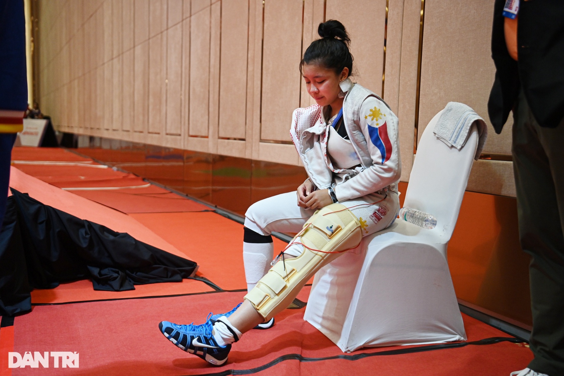 Thi đấu bằng một chân, nữ kiếm thủ thắng ngoạn mục vào chung kết SEA Games - 10 Thi đấu bằng một chân, nữ kiếm thủ thắng ngoạn mục vào chung kết SEA Games - 10