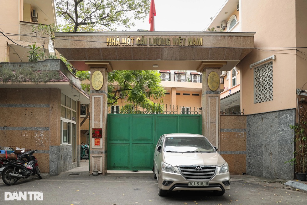 Nhà hát Cải lương xuống cấp, tường bong tróc, nghệ sĩ không có thưởng Tết - 11 Nhà hát Cải lương xuống cấp, tường bong tróc, nghệ sĩ không có thưởng Tết - 11