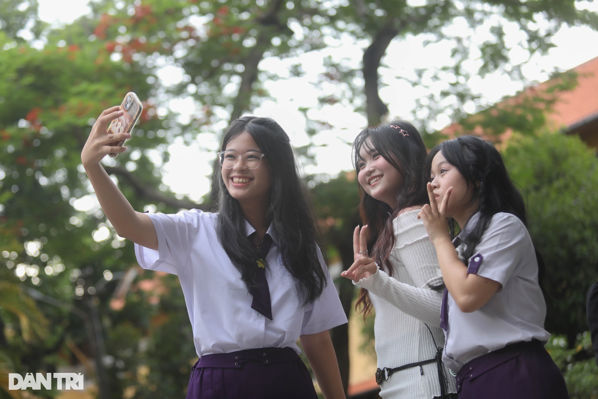 Nữ sinh TPHCM ngập tràn cảm xúc trong ngày chia tay tuổi học trò - 4 Nữ sinh TPHCM ngập tràn cảm xúc trong ngày chia tay tuổi học trò - 4