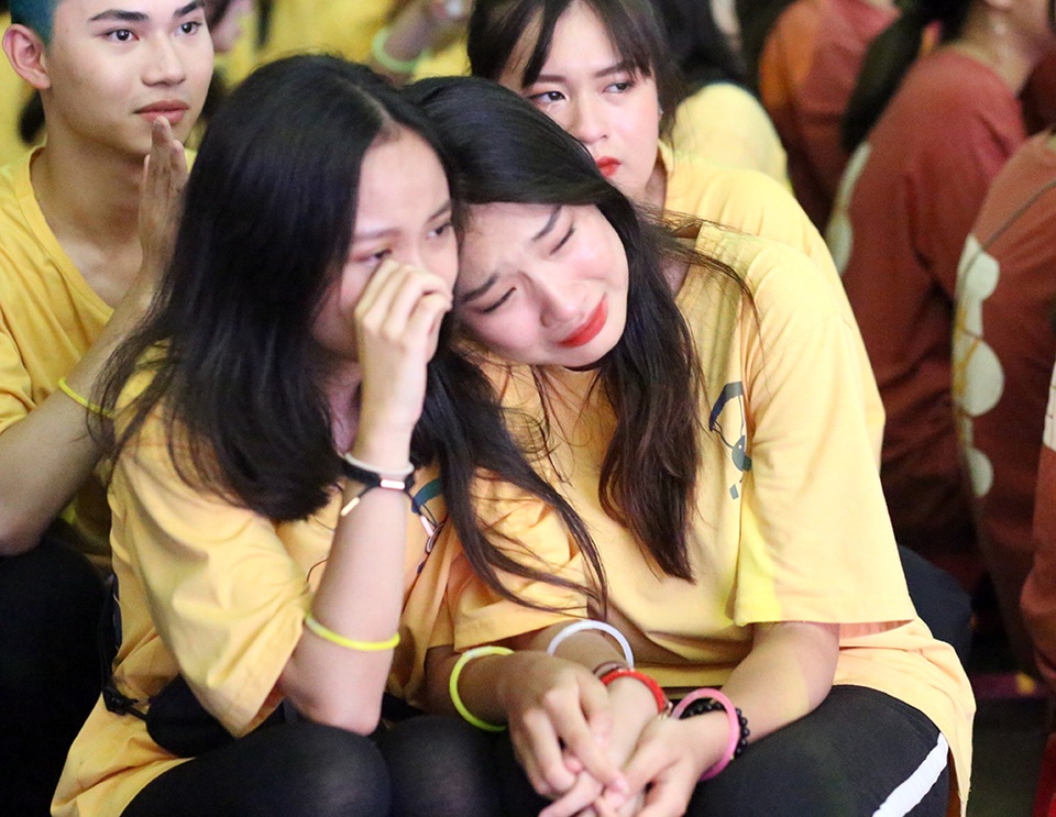 Giọt nước mắt học sinh THPT Việt Đức rơi trong lễ trưởng thành - 5 Giọt nước mắt học sinh THPT Việt Đức rơi trong lễ trưởng thành - 5
