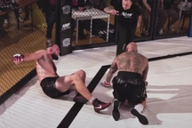 Pha "lưỡng bại câu thương" khiến hai võ sĩ cùng đổ gục trên sàn đấu