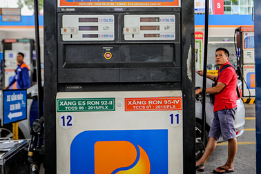 Nhiều dự báo sẽ tăng nhưng giá xăng lại tiếp tục giảm từ chiều nay