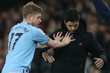 Kevin De Bruyne nổi cáu trước tiểu xảo của HLV Mikel Arteta