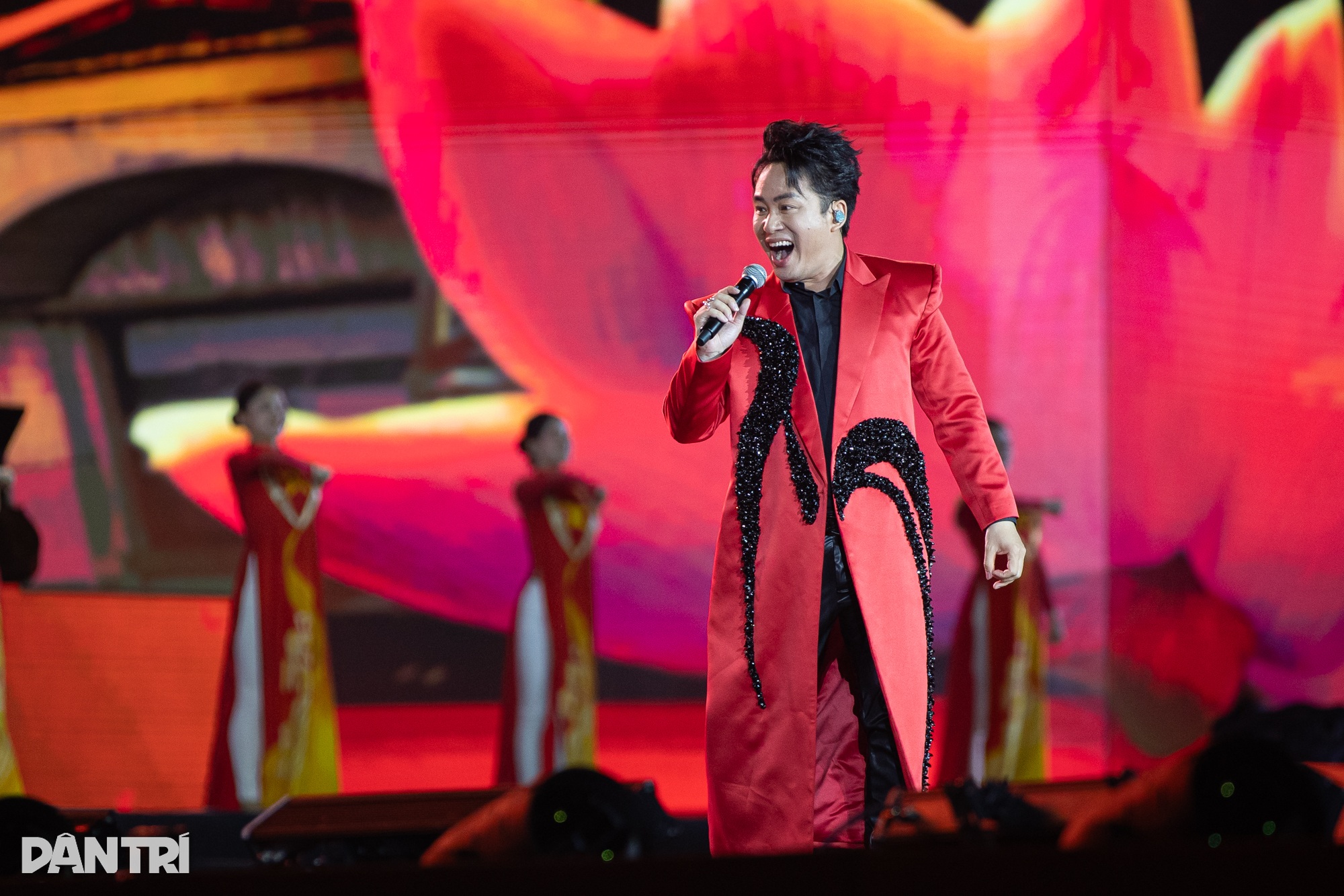 Hơn 50.000 khán giả hoà nhịp đập yêu nước cùng concert Tổ quốc trong tim - 4 Hơn 50.000 khán giả hoà nhịp đập yêu nước cùng concert Tổ quốc trong tim - 4