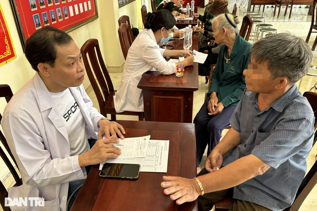Mong ước tự cầm được chén cơm ăn của người đàn bà bệnh tật - 4 Mong ước tự cầm được chén cơm ăn của người đàn bà bệnh tật - 4
