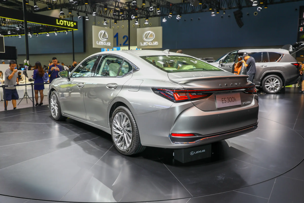 Lexus ES 2025 ra mắt, sedan hạng sang thêm công nghệ để hút khách hàng trẻ? - 6