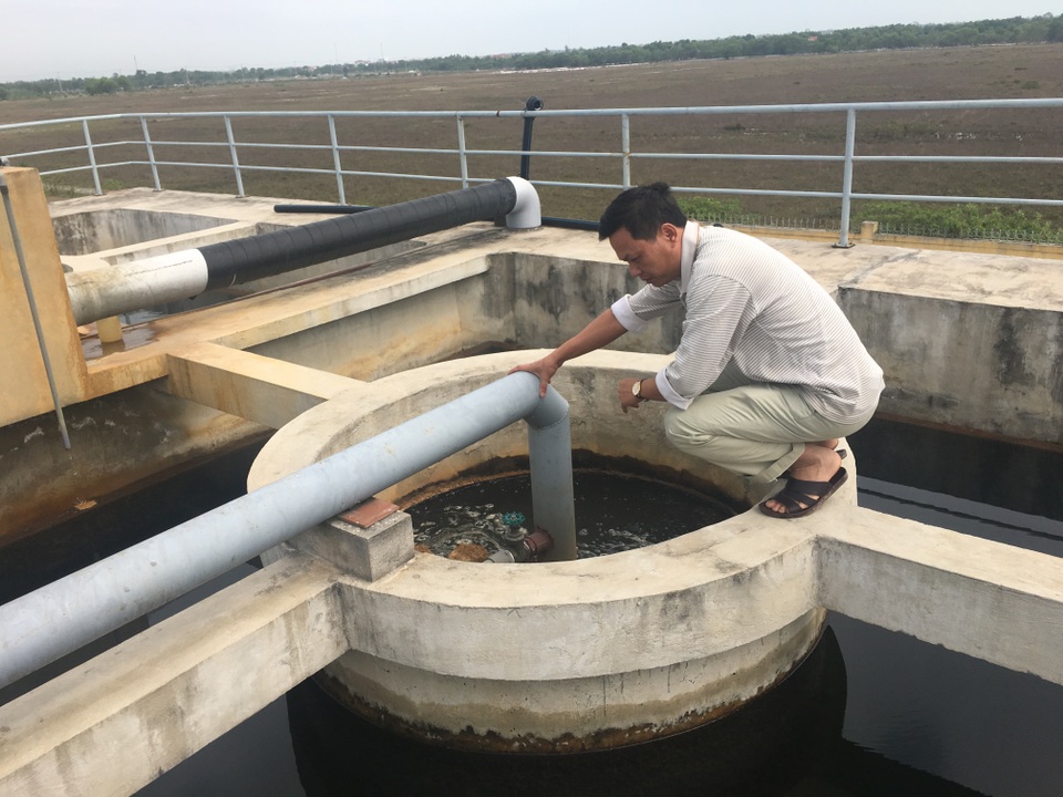 Nước từ đường ống nước sạch bị vỡ phun lên... đen ngòm! - 2 Nước từ đường ống nước sạch bị vỡ phun lên... đen ngòm! - 2
