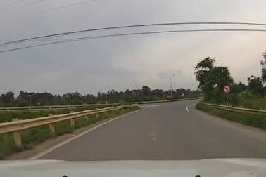 Xe biển xanh vượt ẩu tốc độ cao trên đại lộ Thăng Long