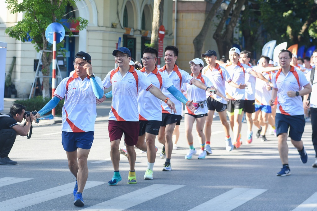 2.000 người trẻ tham gia giải chạy tại bờ hồ Hoàn Kiếm - 4