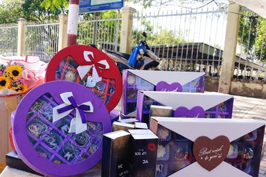 Hoa khô, socola hút khách ngày Valentine