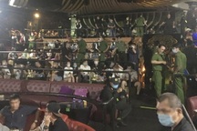 Kiểm tra quán bar, phát hiện hàng chục người nghi "phê" ma túy