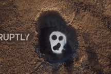 Gương mặt kỳ lạ bất ngờ xuất hiện bí ẩn trên hồ nước