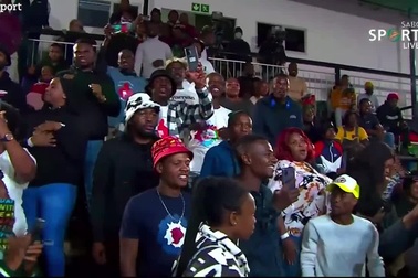 Học trò để thua, HLV nhảy lên võ đài xử luôn đối thủ