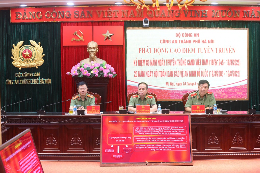 Công an Hà Nội đẩy mạnh tuyên truyền kỷ niệm 80 năm Ngày truyền thống CAND - 1 Công an Hà Nội đẩy mạnh tuyên truyền kỷ niệm 80 năm Ngày truyền thống CAND
