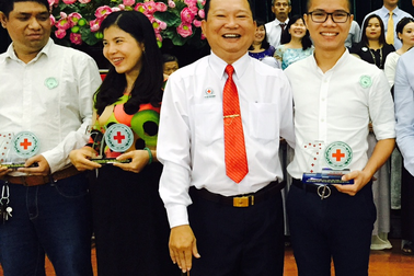 Nhà hoạt động từ thiện Lê Hoàng Thạch nhận liên tiếp 2 bằng khen